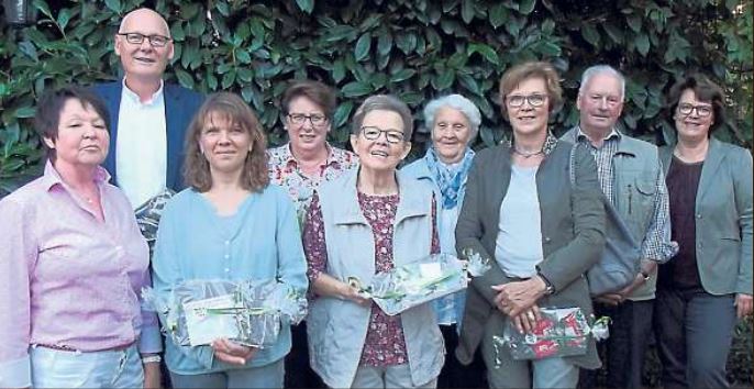 Das Bild zeigt (v. l.) Margret Reckhaus (CDU), die Gewinner Peter Schaumburg, Ulla Röhr, Christel Aschhoff, Ulla Pagenkemper, Helene Wößmann, Brigitte Knüwer, Alfons Röhr und Monika Düsing (CDU).